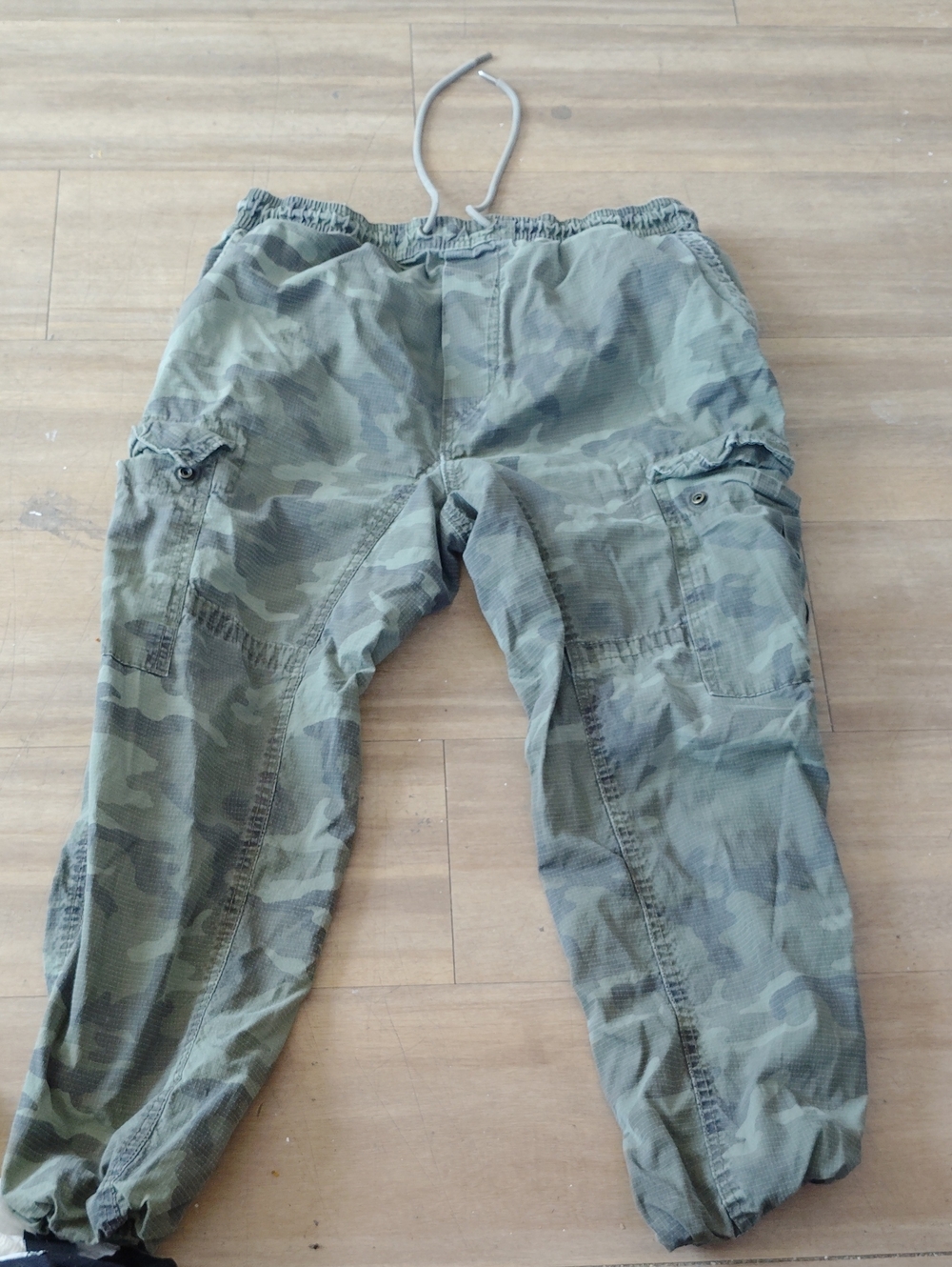 American Eagle Outfitters Men's Camo Cargo Pants - Olive/Green Size Medium